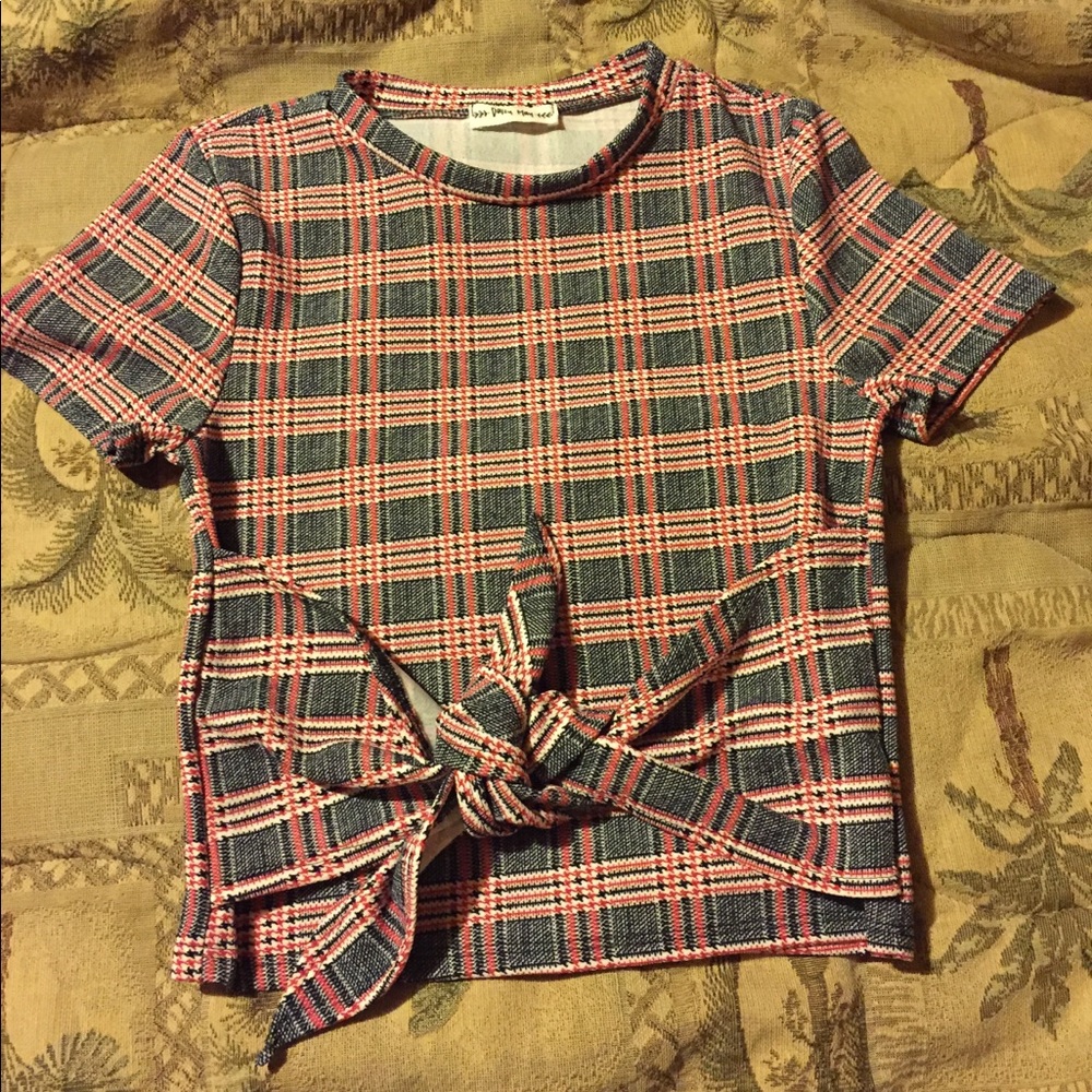 NWOT 🌸3/$20 Daisy May T-shirt with tie in front